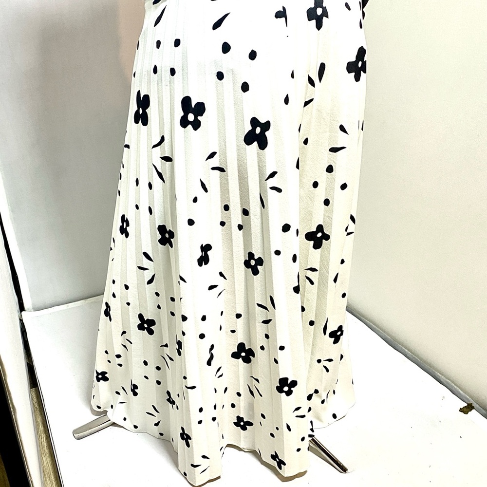 Chic Black and White Floral A-Line Skirt
